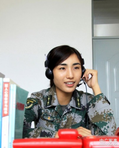'></center><br />
　　“戰友，您好！歡迎致電‘軍營580’心理咨詢熱線，我們將第一時間為您送上最貼心的服務，幫助您盡快解決心理困惑……”7月15日，成都軍區駐滇某通信團戰士和玉婷撥通團隊新開通的“軍營580”心理咨詢熱線電話，話筒里傳來一段溫馨的話語，伴隨著優美動聽的音樂，她原先的煩悶一掃而空。<br />
　　近年來，該團擔負的大項任務較多，遂行的多樣化軍事任務較重，部分官兵壓力較大，出現了一些心理問題?！斑^硬的心理素質是成長進步的必要基礎，是部隊戰斗力的重要因素?！痹搱F政治處主任楊國軍介紹說。為此，該團通過設立了“心理健康咨詢室”，開通“軍營580”心理咨詢熱線，開設網上心理咨詢專欄等方法，為官兵學習心理健康常識、增強心理調節能力創造有利條件，還專門抽調3名獲得了心理醫師資格證的干部輪流值班，第一時間幫助官兵解決心理問題。<br />
　　前不久，該團女干部楊群芳接到五連戰士葛瓊瓊的來電，原來小葛因意外受傷造成右手粉碎性骨折，身為連隊訓練標兵的她看著自己被一個個戰友超過，十分擔心自己拖累了連隊的整體訓練進度，可是她越想練，就越是力不從心。為了找準問題，楊群芳帶著她到醫院進行了系統檢查。得知小葛只是因為過于焦慮而造成心理障礙后，楊群芳悉心傳授她排解壓力的科學方法，并與連隊指導員一同為她量身制定適應性訓練計劃幫助她逐步樹立訓練信心，克服心理障礙。在她們的鼓勵下，葛瓊瓊不僅訓練進度跟上來了，還在團里組織的群眾性大比武活動，獲得女兵三公里武裝越野個人第一名的好成績。當小葛再一次站在領獎臺上時，她感慨地說：“多虧了‘軍營580’，是它幫我走出了陰影，重新找回了自信?！?br />
　　據統計，該團“軍營580”心理咨詢熱線開通以來已成功幫助50多名戰士解決了心理困惑，受到官兵們的一致好評。<p align=