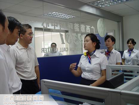 '></center><br />
　　據介紹，12301廣西旅游呼叫中心是一個定位于多媒體技術，整合各種資源、支持多種接入方式、全面服務公眾的旅游信息公共服務平臺。主要內容包括：旅游咨詢、旅游宣傳推廣、旅游投訴、旅游救援和旅游政策發布等，后續還將為游客提供酒店預訂、機票預訂、旅游度假預訂、商務預訂、客戶服務等全方位即時便捷的預訂服務。目前，12301廣西旅游呼叫中心設立8個呼叫坐席，提供24小時的服務。<br />
　　當天，與12301廣西旅游呼叫中心在廣西區旅游局同時揭牌的還有廣西南寧天桂旅游信息服務有限公司，該公司作為一家高科技旅游信息服務公司，將在廣西旅游局的監督指導下運營12301廣西旅游呼叫中心。<br />
　　有關人士表示，12301廣西旅游呼叫中心的建成運營，一方面，將為旅游企業和旅游者提供更豐富的旅游咨詢和服務；另一方面，將能更好地宣傳廣西旅游資源，樹立廣西旅游的良好形象，實現通信產業和旅游產業的良性互動發展，從而加快廣西旅游強省的建設步伐。<p align=