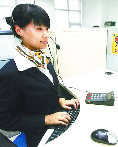 '></center><br />
　　要問姑娘們最高興的事是什么，得到的一致回答就是讀者對自己的工作認可、贊揚。“我記得2008年的時候 ，因為幫助反映了一個問題，有一個老大爺還寫了一封感謝信給我，讓我興奮了好幾天。”接線員陳媛興奮地說。這件事發生在2008年 12月份，一位自稱姓林的老大爺打通了半島熱線，由于大爺年事已高，口齒不清楚，陳媛一開始聽不懂林大爺在講什么，但她并沒有著急，而是和大爺慢慢溝通，讓大爺慢慢講，她一遍一遍地核實。足足溝通了至少十分鐘，陳媛才明白老人原來反映的是錯埠齡三路上有一個老年活動中心，1993年建成后就一直閑置，而小區內住著700多名老人，大家都眼巴巴地盼著活動中心啟用呢。老人講，從2005年開始他們就不斷向有關部門反映此事，但反映了不知道多少次了就是沒人過問，老人抱著試試看的態度撥打熱線向《半島都市報》求助，希望報社能幫他們反映一下。 <br />
　　陳媛認真地記錄下了老人的話，心里盼著老人反映的問題能盡快得到解決。第二天，陳媛到單位后拿起報紙一看，林大爺反映的事情見報了，而且登了很大一個篇幅。“從報紙上看到，這個問題政府部門已經過問了，我覺得很高興，大爺反映的問題終于得到解決了。讓我更沒想到的是，一周后我竟然收到了大爺寄過來的感謝信，大爺一再言謝，讓我都很不好意思，畢竟我只是做了自己該做的工作。” <br />
　　<b>助力花季女孩捐遺體</b> <br />
　　因為是新聞熱線，讀者反映的“急事”特別多。接線員李維潔向記者講述了這樣的一次經歷：2009年9月25日上午8時許，她接到一位女士打來的電話，聲音悲傷，說話間聲淚俱下。原來，這位女士親戚家的孩子當天早晨6時左右剛剛去世，孩子才17歲，名叫小潔，就讀于青島58中，在校品學兼優，一年前，小潔被查出患有原始神經外胚層瘤，學校得知此事，組織全體師生為其捐款 10余萬元，與此同時，社會上各界好心人士也慷慨解囊，盡力幫助這位苦命的孩子。女孩很堅強，忍著病痛的折磨從不叫苦，生命彌留之際留下遺愿，要把自己的遺體捐獻，供醫學專家研究。 <br />
　　“聽了這個電話之后，我心情變得很沉重，為這個年輕生命的消逝感到痛惜，同時也被她的遺愿所深深感動。”李維潔說，按照醫院的要求，孩子的遺體上午9時就要被拉走，她們為此很著急，不知道該找什么部門將孩子的遺體捐出去，眼看著時間就剩下不到一個小時了，孩子的家屬們急得團團轉，就想到了求助本報。“ 記錄下這條信息后，我也跟著著急起來，趕緊通知了熱線值班記者，和記者溝通后，記者馬上趕了過去，路上我還不斷向他提供情況。”李維潔說，第二天她看到本報的報道，孩子的遺愿最終得到了實現，那一刻，她的心情格外復雜。“此事過去快一年了，期間也接到過類似的新聞線索 ，有人得了重病不久于人世，想要捐獻遺體，不知道他們是不是受了小潔的影響，但是，每每接到此類線索，總能讓我想起小潔給我的最初感動。” <br />
　　<b>第一天上崗就逮住了猛料</b> <br />
　　在接線員孫媛的接線生涯中，第一天上崗的經歷讓她最為難忘。那一天，第一次參加工作，第一次戴上耳機的她，第一次“出手”就逮住了一個猛料，這件事至今在呼叫中心傳為美談。 <br />
　　“2008年8月1日，呼叫中心正式開通，那天我早早地就來到了自己的崗位，戴上耳機，期盼著自己的電話會響起悅耳的鈴聲。這個時候，電話真的響了。‘您好，14號為您服務請講……’雖然已經經過培訓，但當時我的心里‘撲通撲通’的，有些興奮并夾雜著一絲緊張……”孫媛講述說，電話那頭，傳來一個回應的聲音，“您好，請問是半島都市報嗎？”“是的，是半島熱線，請問有什么可以幫您？”來電的是一位姓姚的先生，他說他們是一支夏令營隊伍，由30名中小學生組成，從龍口步行來到青島，現在扎營在青島農業大學，孩子們很想到奧帆基地去參觀，可是遇到阻礙，來尋求本報的幫助。孫媛迅速地敲打著鍵盤，仔細地記錄著內容，檢查了一下新聞的要素并核實后，表示已經將他的反映記錄下來，記者隨后和他聯系后，禮貌地掛斷了電話。“還記得當時穆老師就站在我的身后，說了句‘如果是真事，說不定會見報的。’果不其然，第二天真的刊登了，還是一個大稿子，真的好興奮，說不出來的感覺，因為這是呼叫中心成立以來，我接到的第一個熱線……對我來說有著很深刻的意義！我堅信這是個好的開始！”孫媛說，通過那次經歷，她體會到雖然自己是個新聞的“二傳手”，但能把線索及時地轉給記者，在線索得到使用的時候，獲得的有驚喜，還有成功的自豪感。 <br />
　　<b>想跑到現場揍逃逸車主</b> <br />
　　1987年出生的王飛是13個接線員中唯一的一位爺們，雖然每天生活在姑娘群中，小伙子作為男人的血性可沒有丟失。在接到的眾多電話中，有不少是車禍的，其中車主撞人后逃逸也是常見事，每次遇到這樣的電話，王飛都是氣不打一處來。尤其是發生在2010年 6月10日的一次車禍，車主在將一名過馬路學生撞出10米遠后竟駕車逃逸，氣得他直想跑到現場抓住肇事司機揍一頓。 <br />
　　“那天是晚上9點半左右，一個男子打來電話，聲音都是顫抖的，顯得特別氣憤，也很慌張，他說，在四方區撫順路上，青島理工大學門口附近，剛剛發生了一場車禍，一輛飛馳的轎車將一個正在過馬路的學生撞倒了，被撞倒的學生血肉模糊倒在了路上，轎車是一輛別克凱越，車還在，但司機已經逃逸了……”電話中，男子還描述了現場，并告訴王飛，被撞的同學已經被送到附近的醫院，但這個同學已經沒有了呼吸。這時，男子對逃逸的車主禁不住一陣唾罵，王飛也想跟著罵，但想到自己作為接線員的身份就忍住了，放下電話，早已經怒火中燒的王飛還是忍不住罵了…… <br />
　　“4月19日，平度市發生車禍，母子二人當場喪命，車主逃逸；5月15日 ，萊西市區，一個 17歲的女孩被面包車撞倒，車主逃逸；6月16日，即墨市，一個女子被一個滿身酒氣的男子駕車撞倒，男子逃逸……”王飛說，在接到的重大車禍反映中，肇事司機逃逸的情況相當普遍，接線員也是讀者，也是普通市民，他真的希望這樣的事情越少越好。<p align=